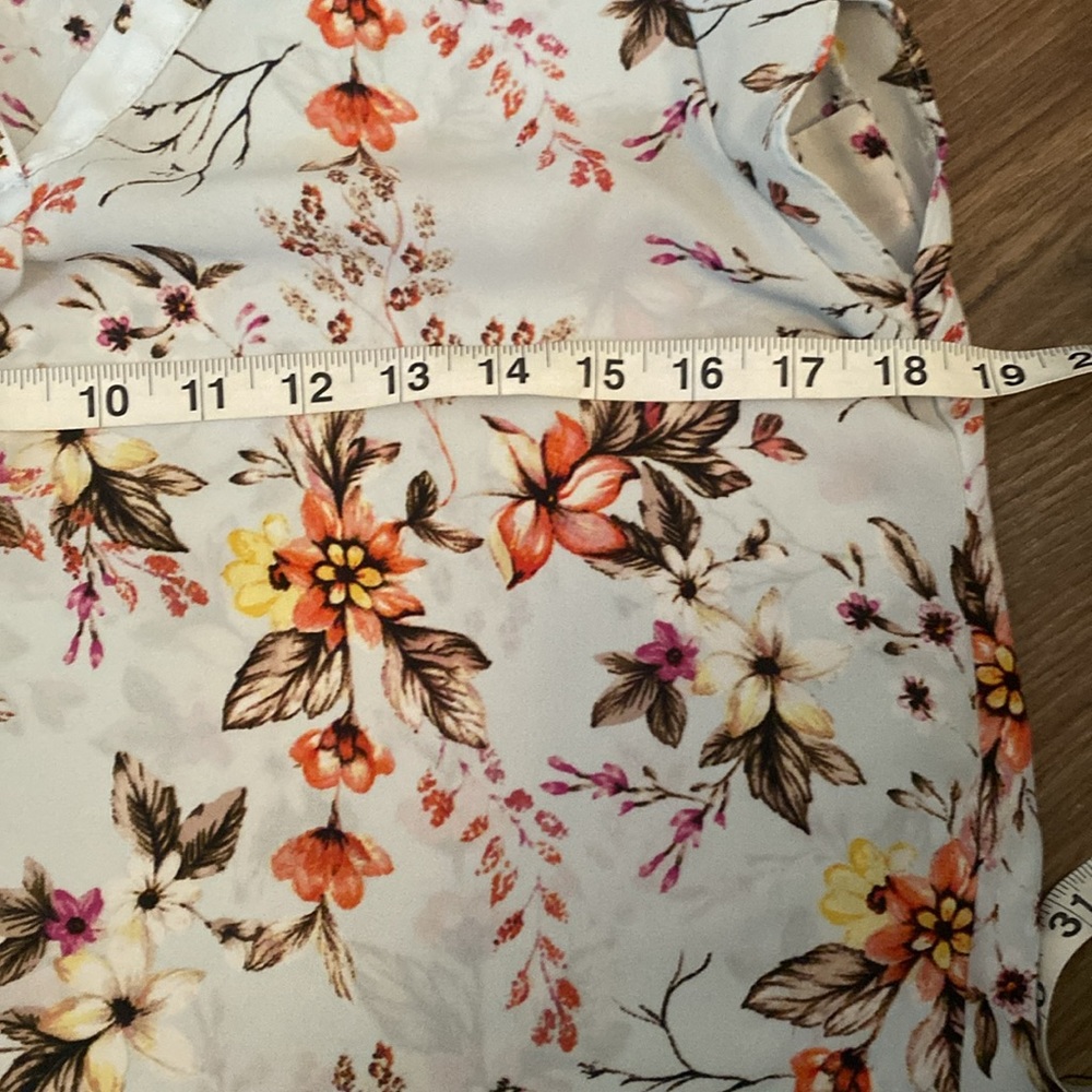 🥭 (4 for $15)!Light blue floral blouse Emma and Olivia - Picture 5 of 9